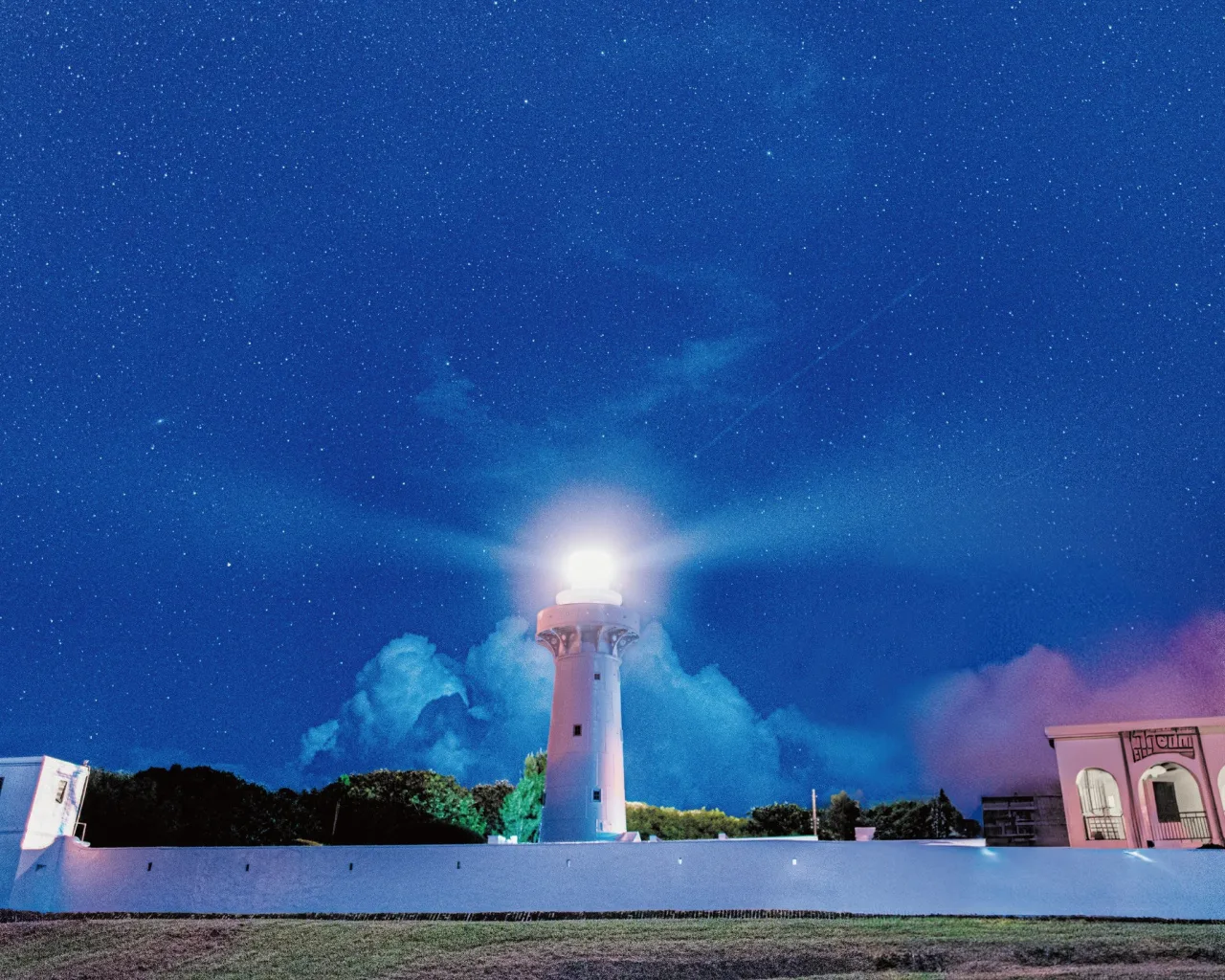 民眾可以帶野餐墊、地墊或帆布椅，在鵝鑾鼻的草地上觀星、享受音樂。屏東縣政府提供