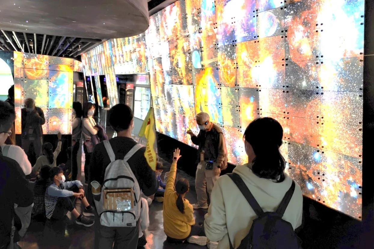 專業解說員在活動中帶領親子探索展示場。台北天文館提供