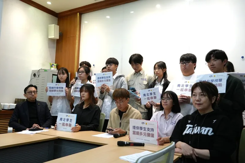 學測成績日前揭曉,部分高中公布滿級分學生人數,引發社會熱議。學生團體集結南北多所高中學生代表4日在台北共同舉行記者會,重提6年前「終結放榜新聞」的訴求,呼籲各校共同消弭升學主義,獲民進黨立委范雲(前排右)、國民黨立委葛如鈞(前排左)等人聲援。中央社