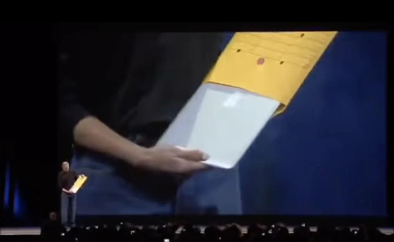 2008年蘋果創辦人賈伯斯（Steve Jobs）拿著公文紙袋，介紹MacBook Air。翻攝自YouTube JoshuaG