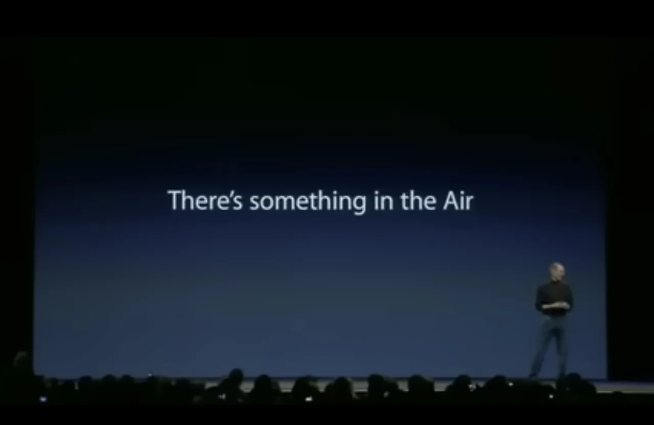 2008年第一代MacBook Air新品使用的標語「There’s something in the AIR.」。翻攝自YouTube JoshuaG