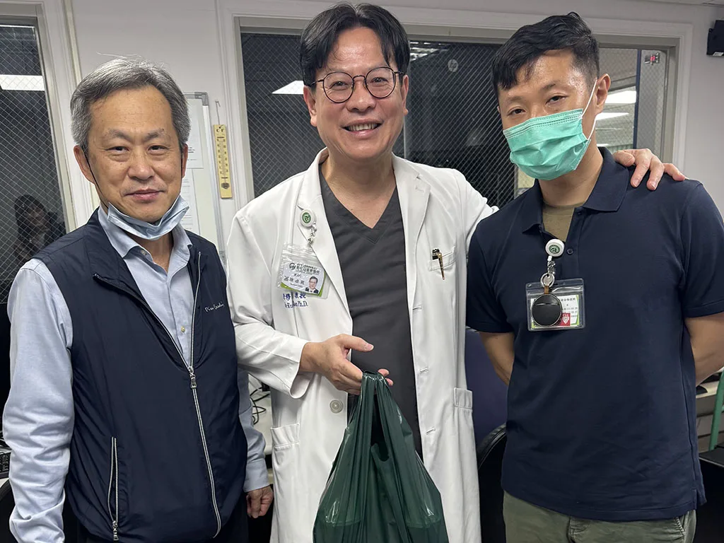 彰基總院長陳穆寬(中)清晨就送來濃濃的咖啡加油打氣,讓資訊部同仁提起精神繼續作戰。彰基醫院提供