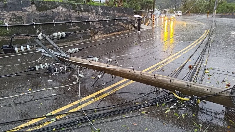 狂風驟雨下冰雹　台3線獅潭段路樹電線桿倒塌