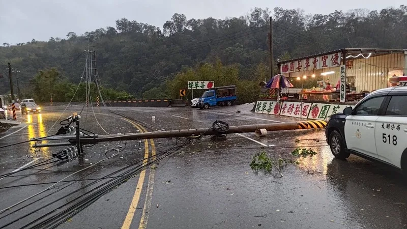 台3線124.3公里獅潭路段一處電線桿疑不敵惡劣天氣橫倒路中央，員警獲報到場展開交通管制。警方提供