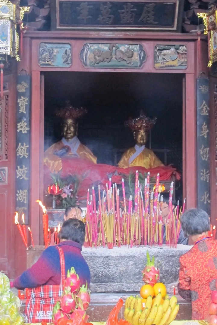 福建武平縣初慶院是定光佛出家修行的祖廟，圖為初慶院獅岩洞內的定光佛像。何來美攝