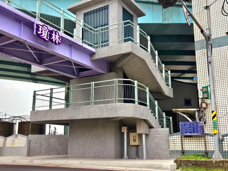 新北市府高灘地工程管理處6日表示，目前河濱公園友善無障礙電梯共14座，提供行動不便等有需求者使用。高灘處提供