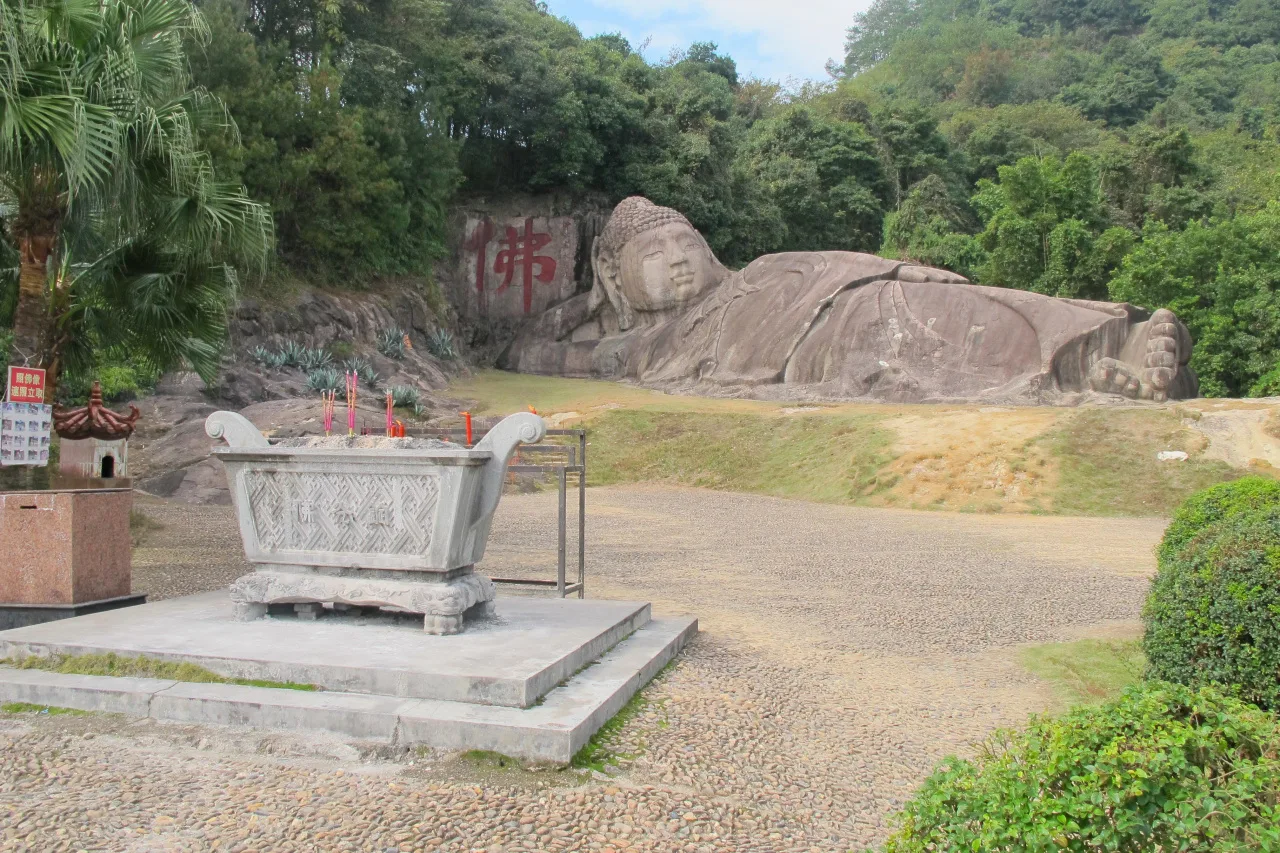 福建沙縣淘金山的定光佛寺院，有座定光佛臥佛石雕。何來美攝