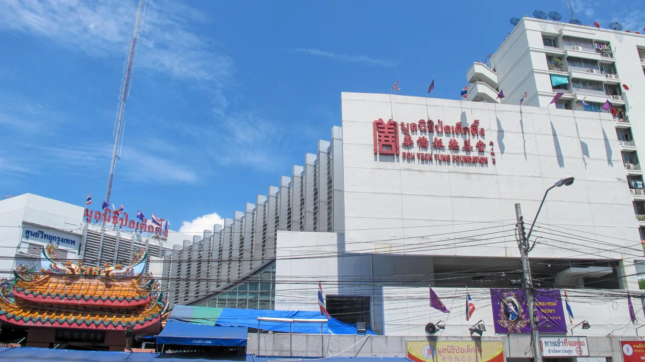 曼谷「華僑報德善堂」是從大峰祖師廟發展出來的慈善團體，慈善事業擴及「生老病死」與教育。何來美攝
