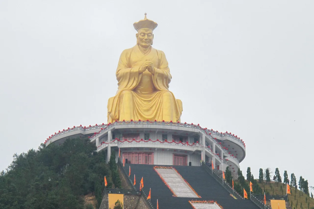 定光佛是閩西客家人的守護神，圖為福建清流縣靈臺山上興建的定光大佛像。何來美攝