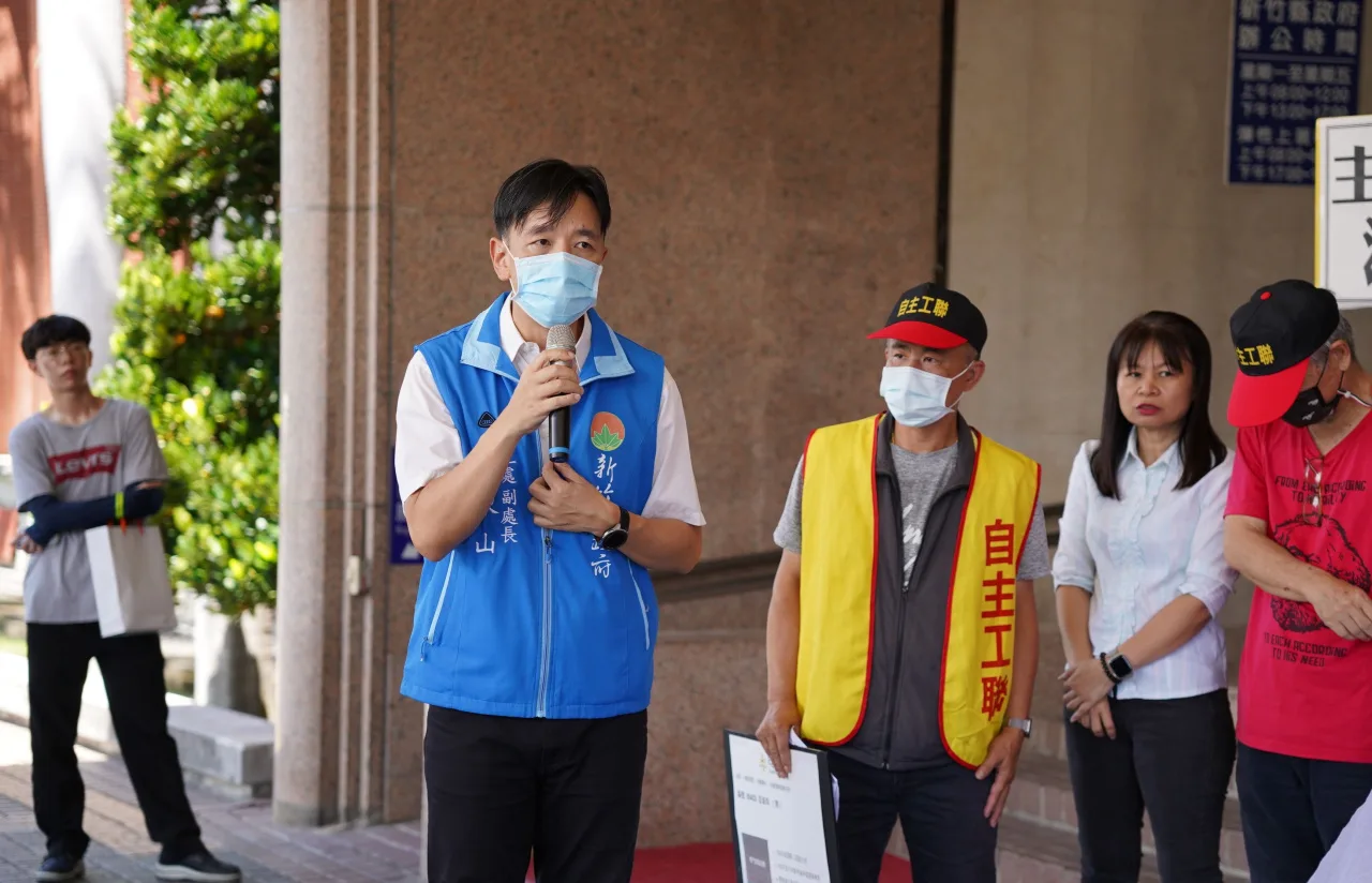 新竹縣勞工處副處長林東山（左二）。新竹縣政府提供（資料照）