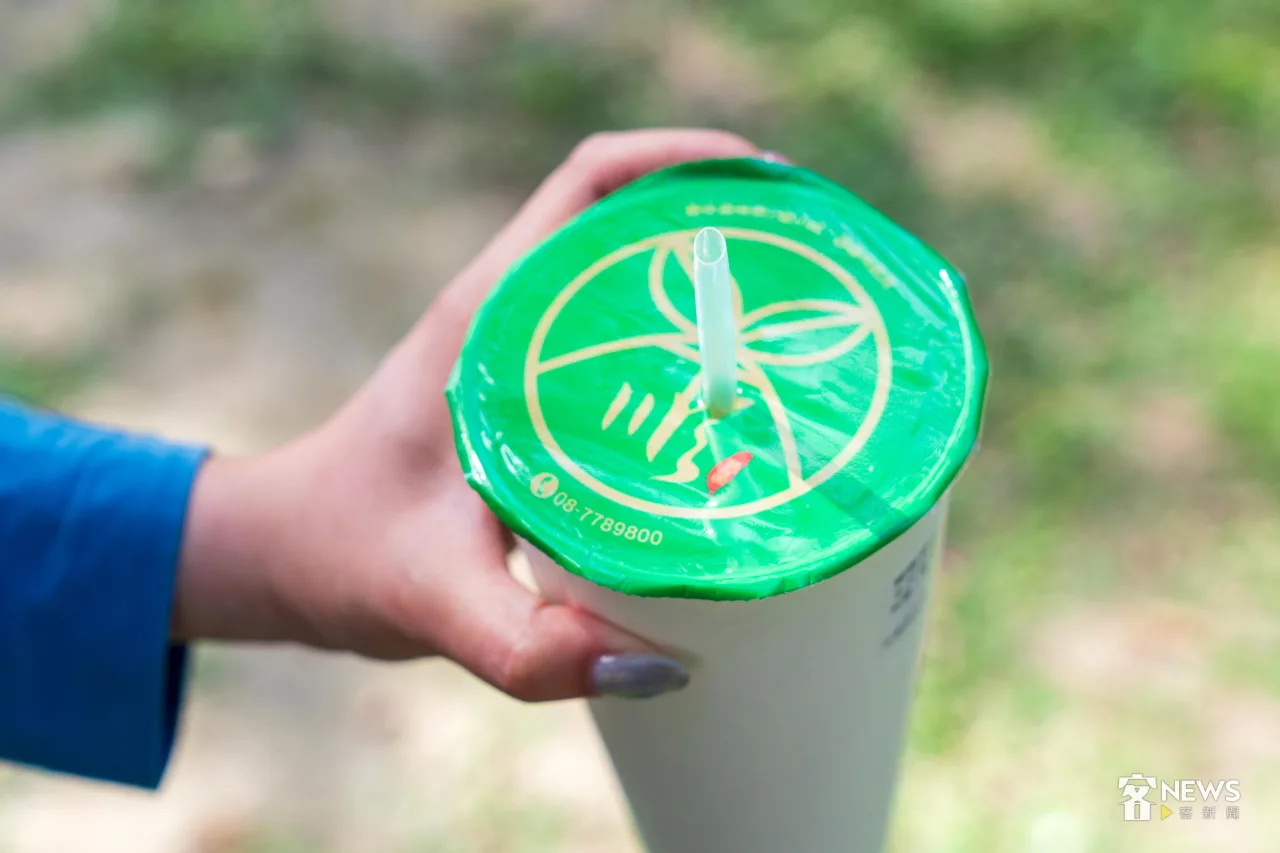 茶順茗品的飲料杯印有「茶」字LOGO。李台源攝