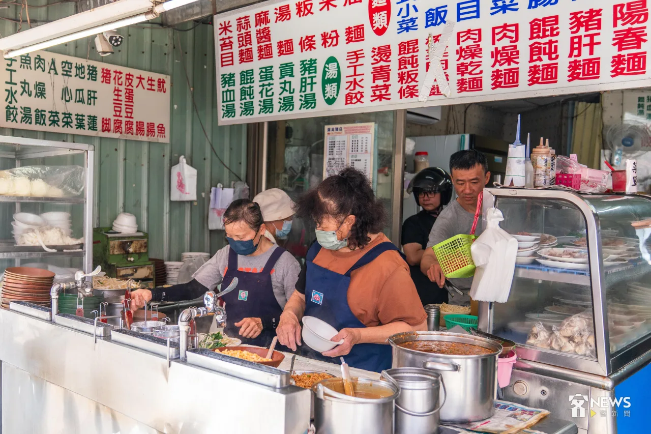阿英麵店每到用餐時間，廚房需要4個人以上才忙得過來。李台源攝