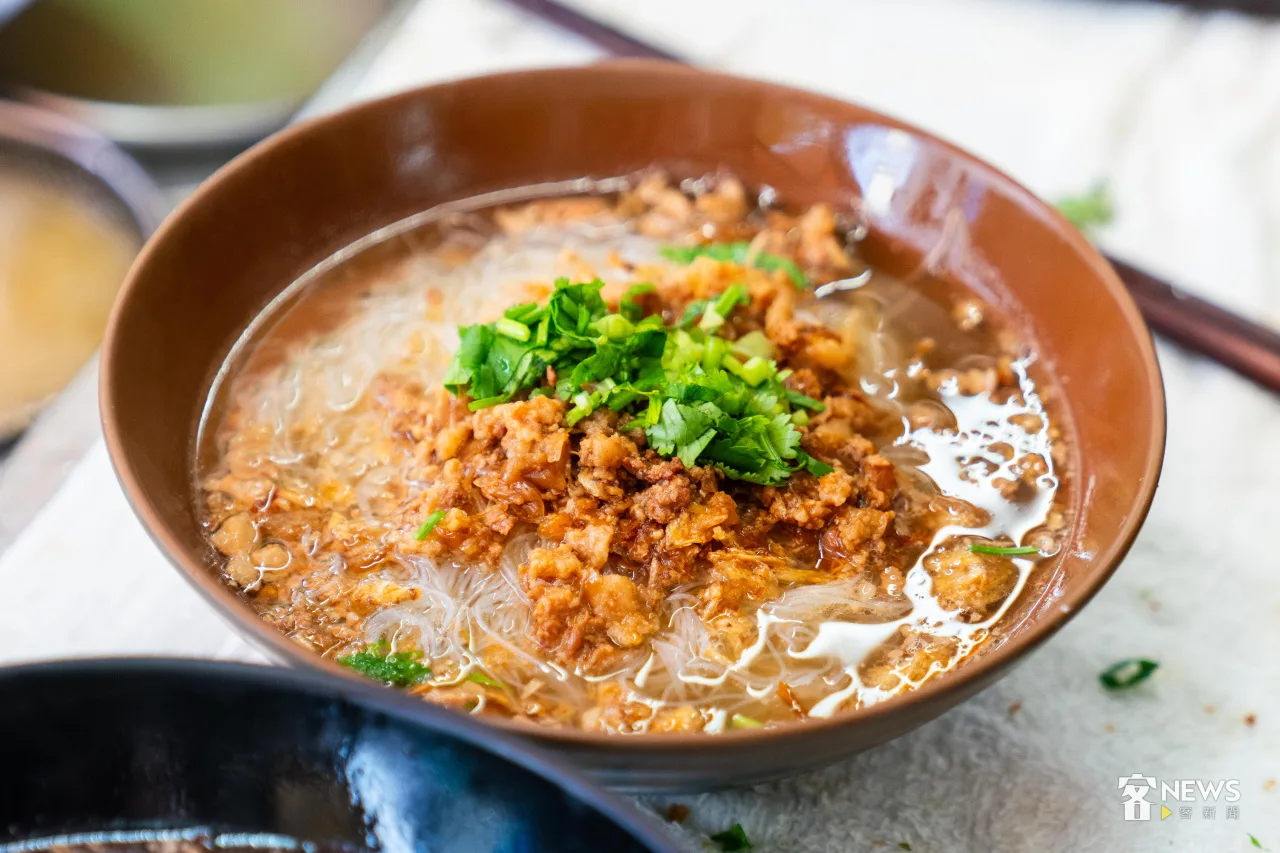 阿英麵店的米粉湯撒上了滿滿的肉燥，相當有在地特色。李台源攝