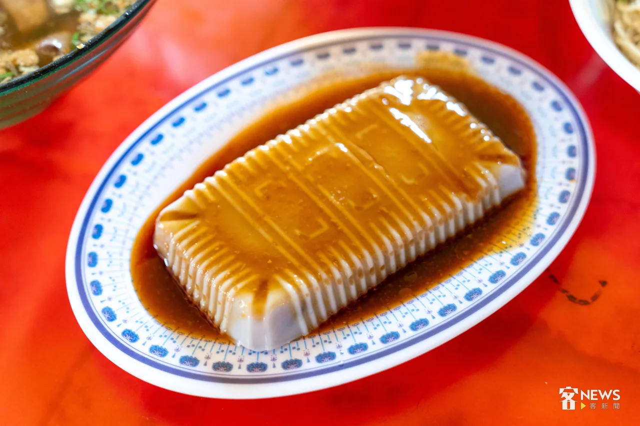 阿英麵店也有賣六堆常見的客家美食「花生豆腐」。李台源攝
