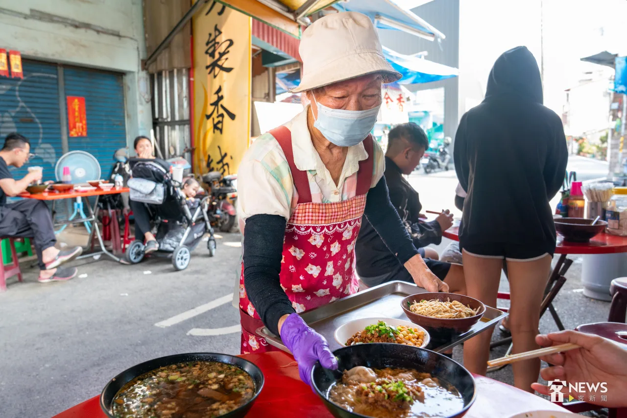 阿珍姐煮麵20多年，已經70多歲但動作仍相當俐落。李台源攝