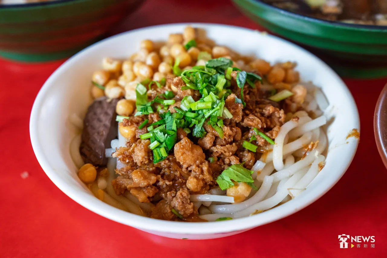 米苔目灑滿肉燥、黃碗豆，並放上豬血。李台源攝
