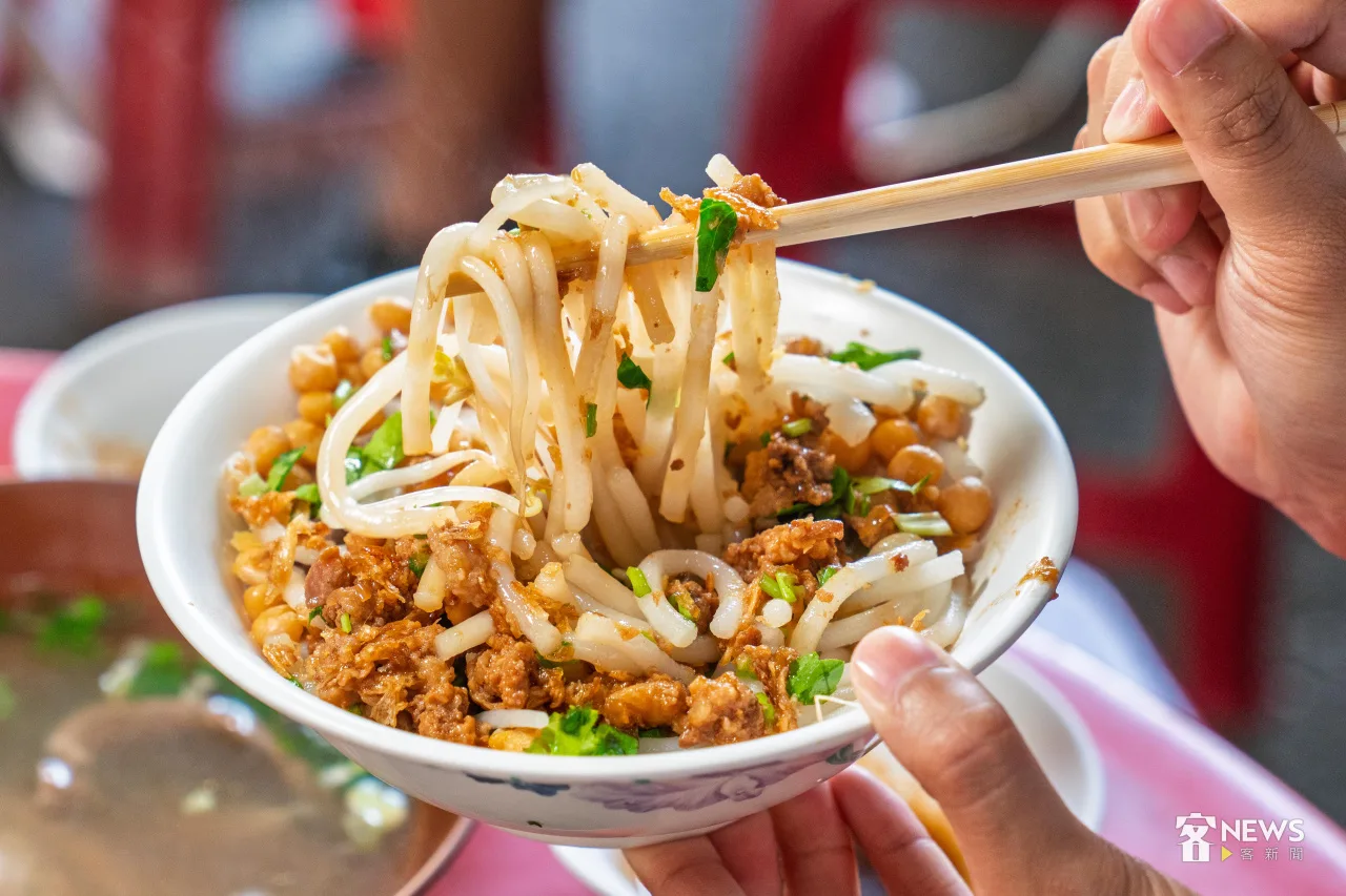 阿英麵店的米苔目Q彈可口，非常道地。李台源攝
