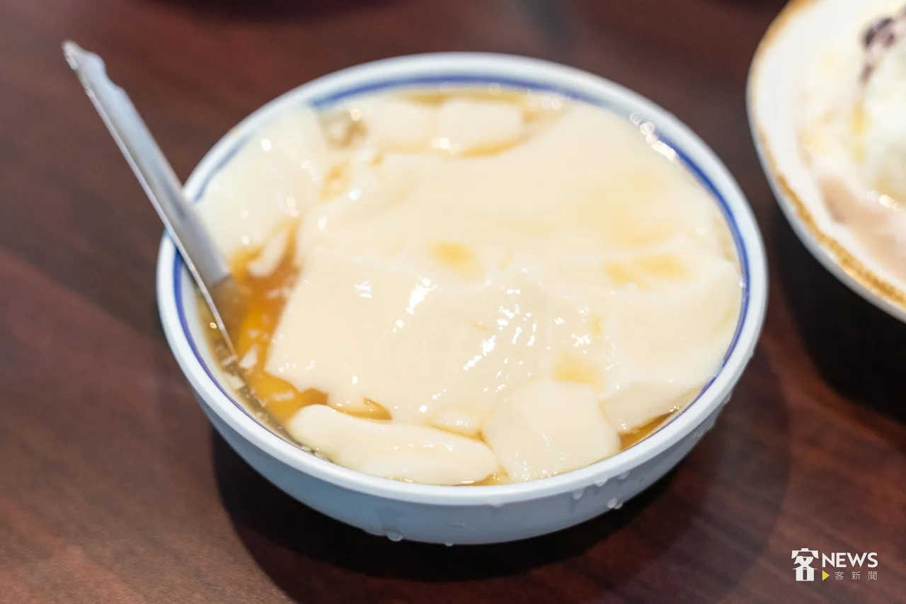 沐美八寶冰的豆花嚐起來斷面感明顯，豆香味十足。李台源