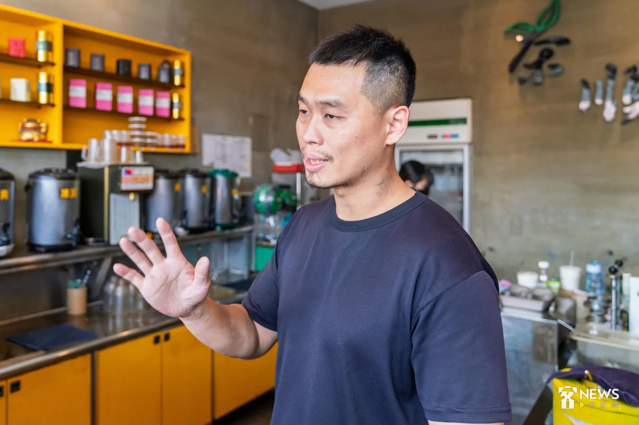 茶順茗品老闆林睿汯推薦大家喝冬片青。李台源攝