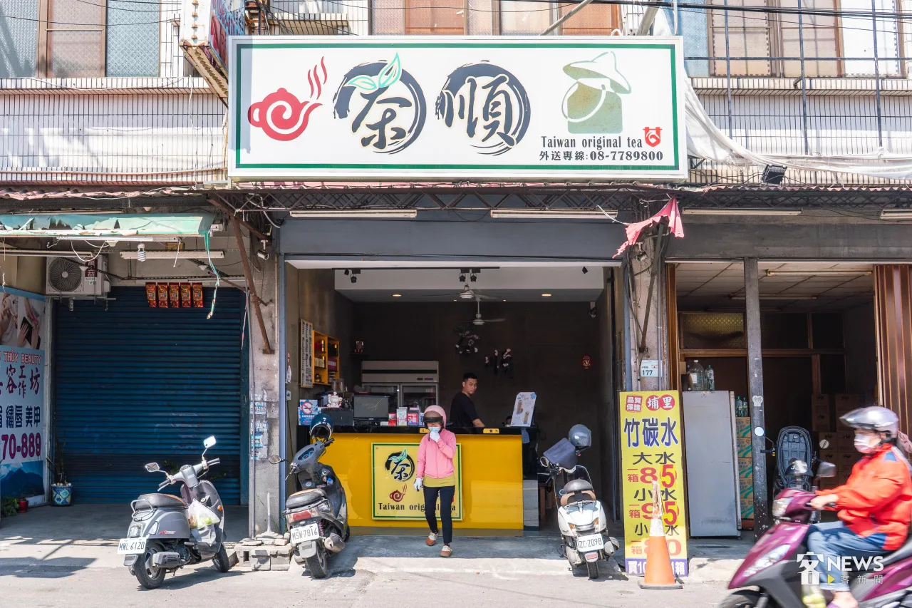 內埔市區不起眼的土黃招牌，似乎是當地人才知道的飲料店。李台源攝