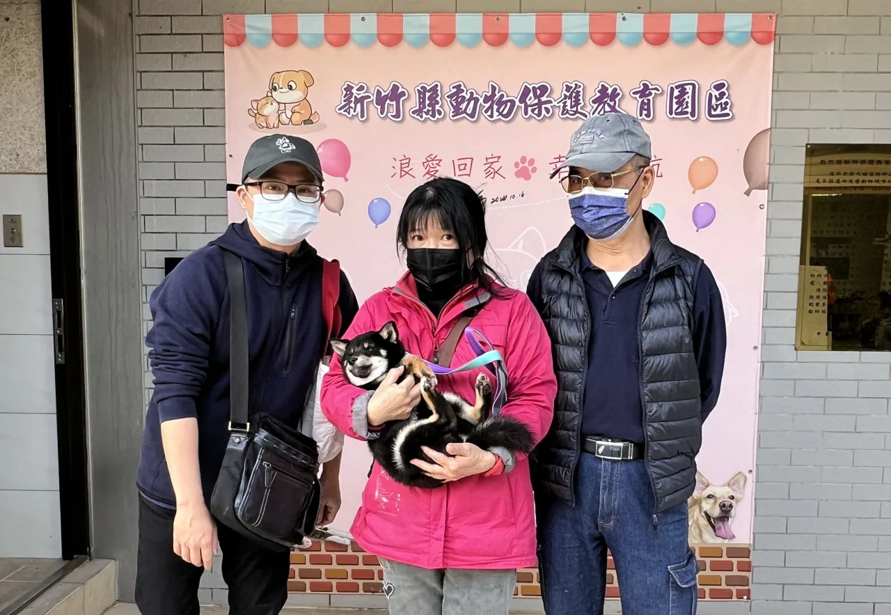 抽中柴犬的幸運民眾。竹縣府提供