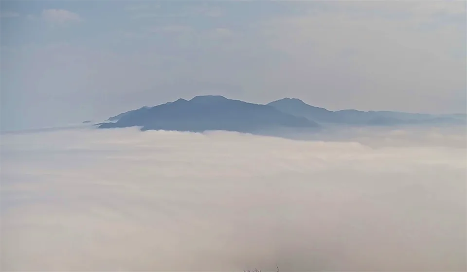 民眾於觀音山的硬漢嶺居高臨下，可遠眺大台北地區的都會景緻。北觀處提供