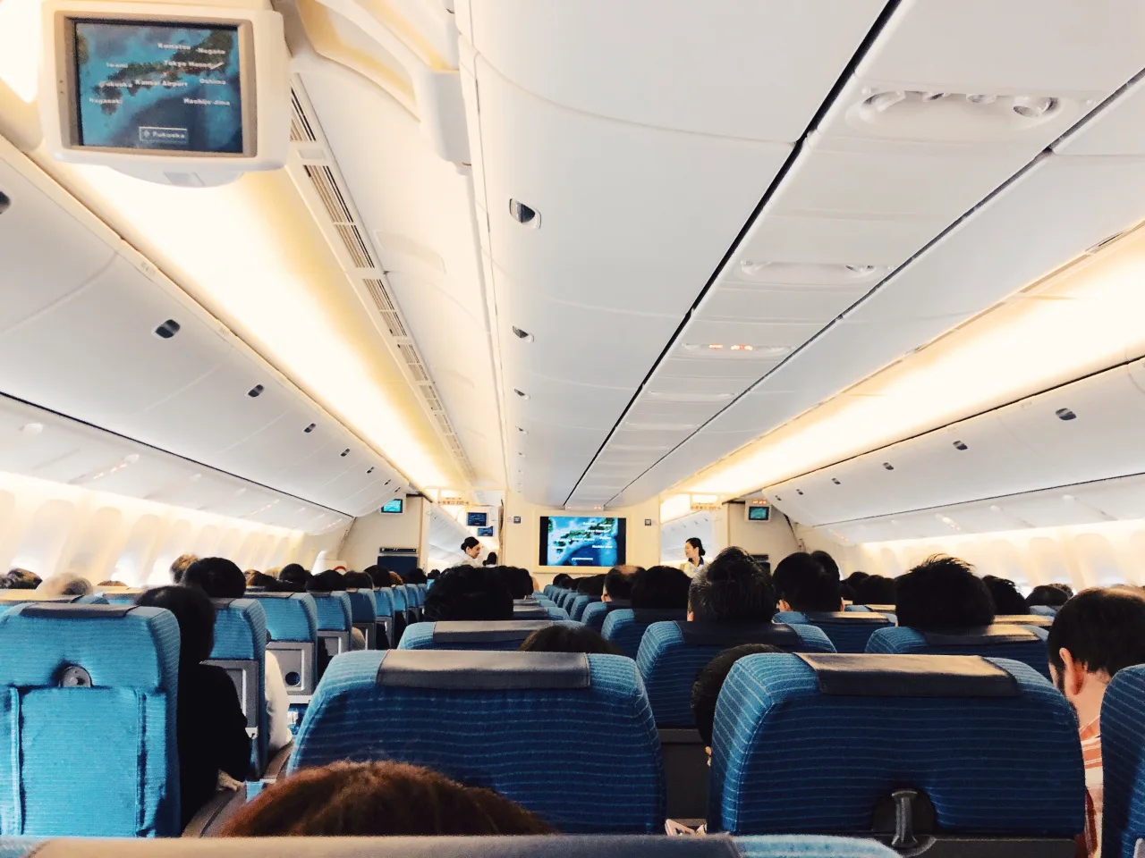 沒辦法邊充行充邊玩手機，該如何消磨機上時間。示意圖。資料圖源envato