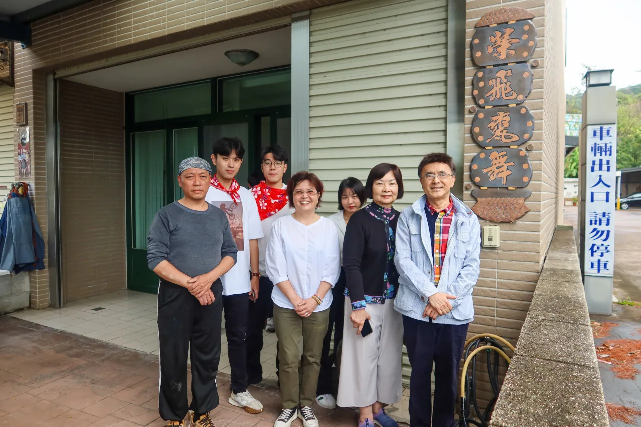 林瑞英（中）把公館住家規劃為「榮飛甕舞」館，請清大教授王俊秀、徐妙齡（右一、二）夫婦命名，未來表弟曾文賢（左一）將協助她管理。何來美攝