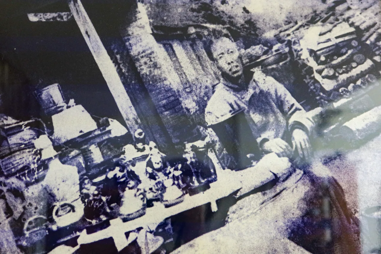 林榮飛是福州來臺的陶藝師傅，圖為1959年在「榮飛陶器廠」工作的身影。何來美翻攝