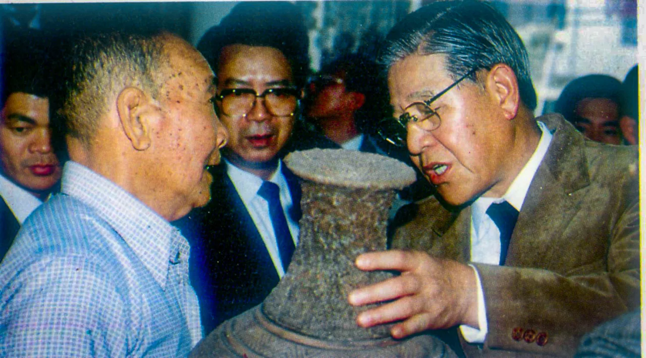 公館本土陶藝家吳開興曾獲薪傳獎，李登輝擔任省主席時由縣長謝金汀陪同到他工廠參觀，他也贈陶藝作品給李登輝。何來美翻攝自《公館鄉誌》。