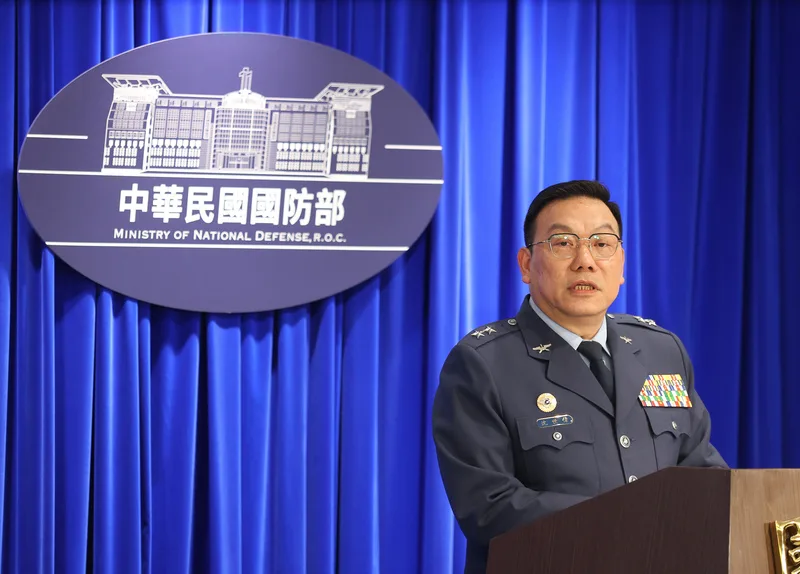 總統賴清德表示，為因應中國對國軍的滲透及間諜活動威脅，全面檢討修正「軍事審判法」，恢復軍事審判制度。國防部下午舉行臨時記者會，由法律司長沈世偉（圖）公開說明相關規畫。中央社