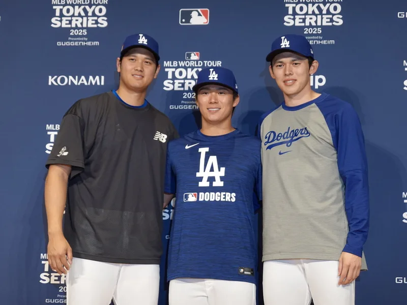 美國職棒大聯盟MLB洛杉磯道奇隊在日本東京巨蛋準備18日開幕戰迎戰芝加哥小熊隊，這次兩隊共有5名日籍球員出場，圖左起為道奇隊球員大谷翔平、山本由伸、佐佐木朗希。中央社