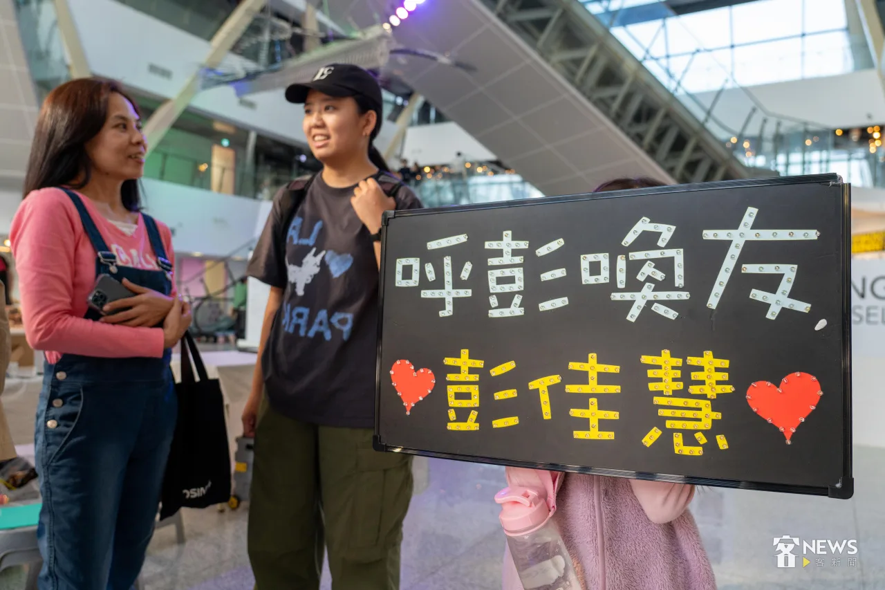 「呼彭喚友」彭佳慧的歌迷帶著應援燈板要來看彭佳慧演出。李台源攝
