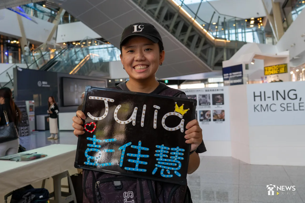 「呼彭喚友」彭佳慧的歌迷帶著應援燈板要來看彭佳慧演出。李台源攝