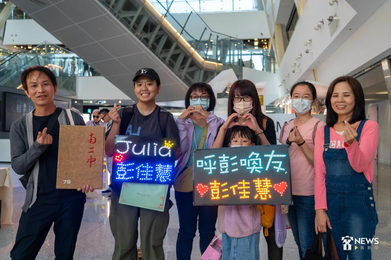「呼彭喚友」彭佳慧的歌迷帶著應援燈板要來看彭佳慧演出。李台源攝