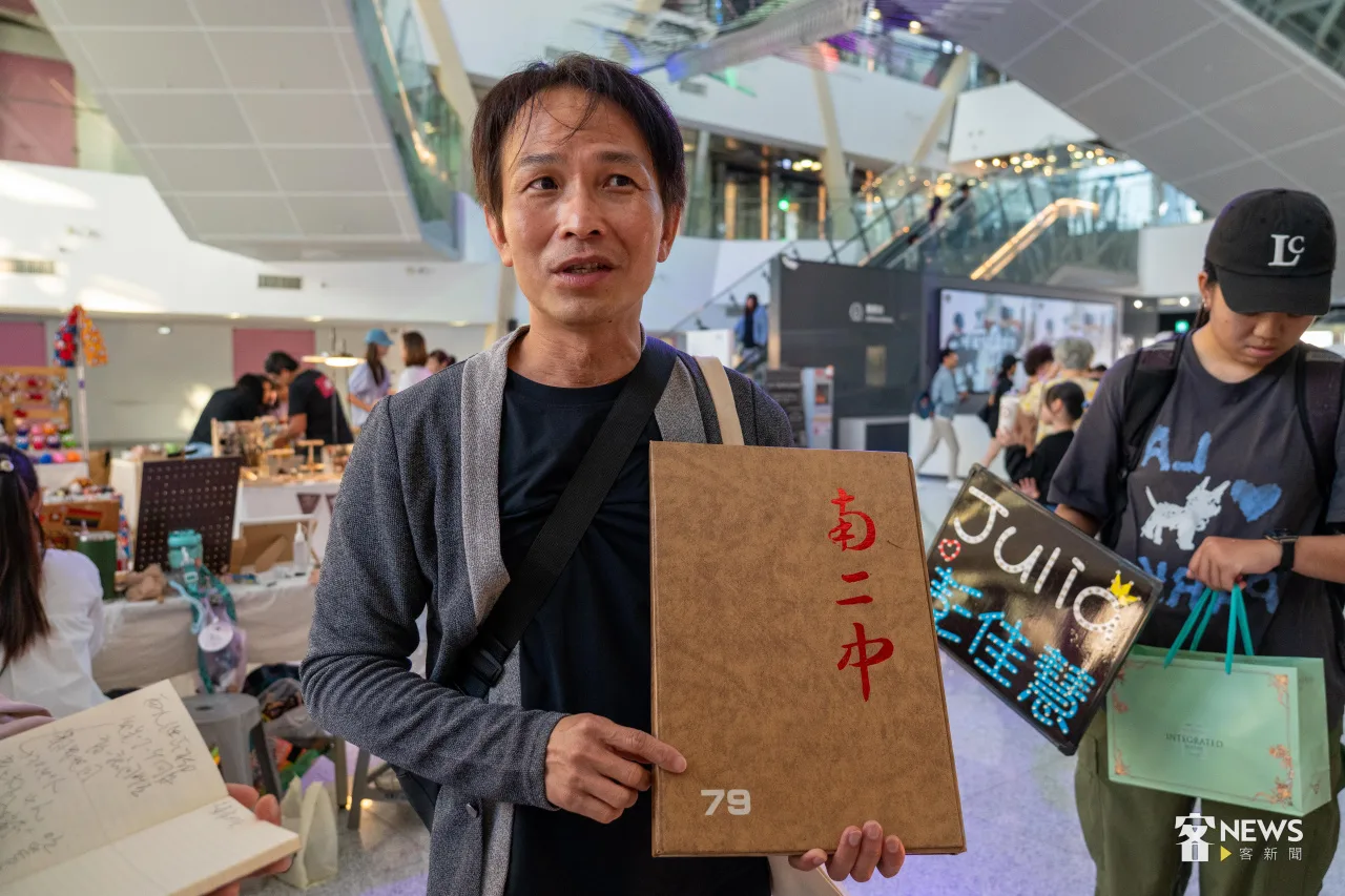 余俊億帶著南二中的畢業紀念冊，就怕林生祥忘了他是誰。李台源攝