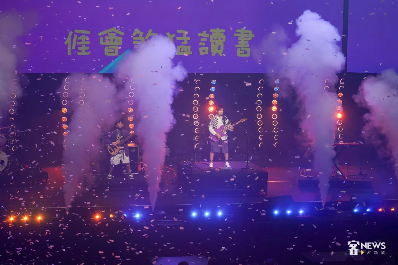 全台最年輕的搖滾樂團J Hall,年齡只有10歲、12歲,擔綱「歸心」演唱會的開場。李台源攝