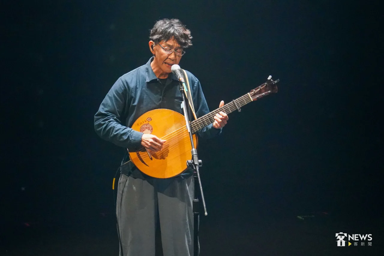 林生祥一連演唱5首與故鄉美濃相關的歌曲，讓全場歌迷如癡如醉。李台源攝