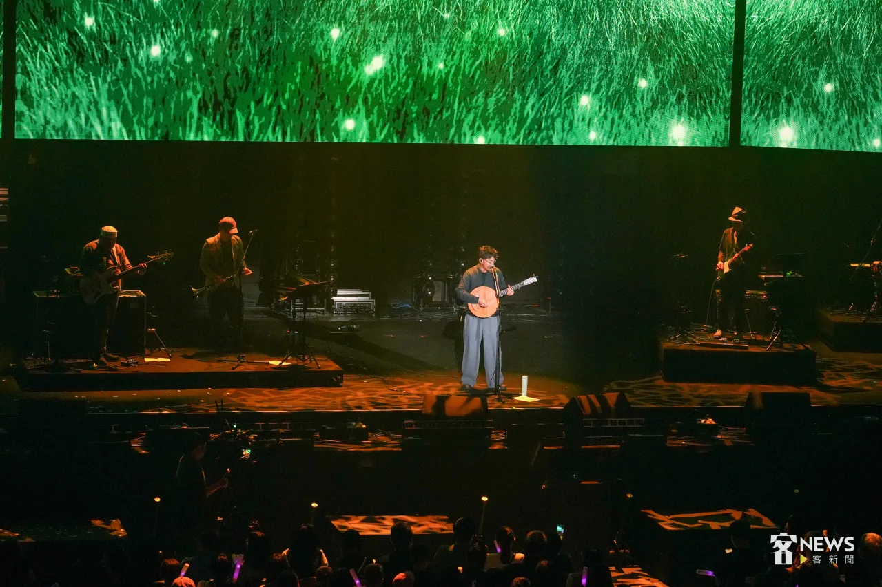 林生祥一連演唱5首與故鄉美濃相關的歌曲,讓全場歌迷如癡如醉。李台源攝