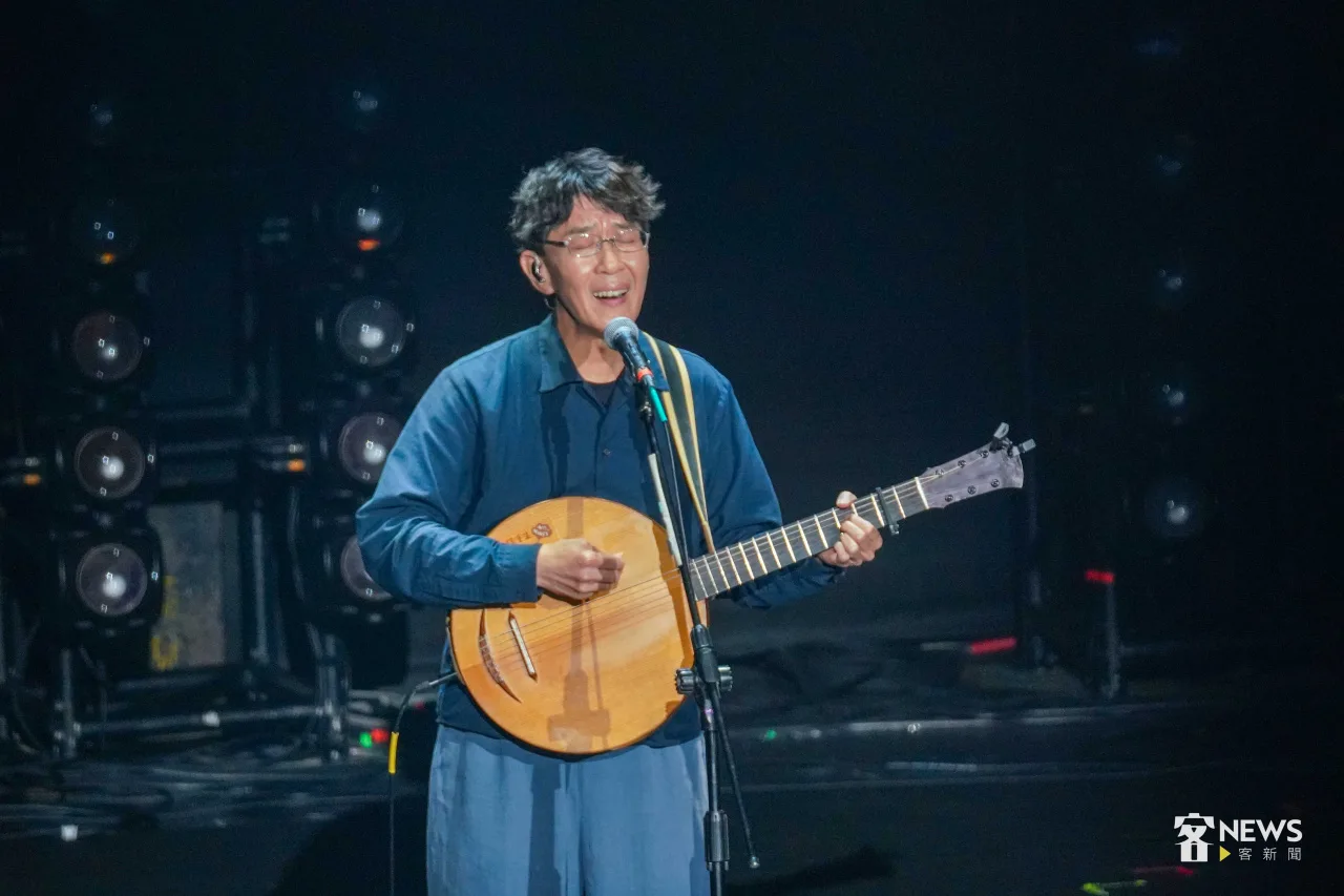 林生祥一連演唱5首與故鄉美濃相關的歌曲，讓全場歌迷如癡如醉。李台源攝