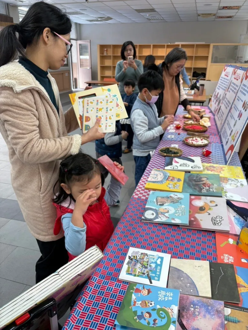 現場提供客家文物展示讓學員認識豐富且多元的客家傳統文化。台北市政府教育局提供