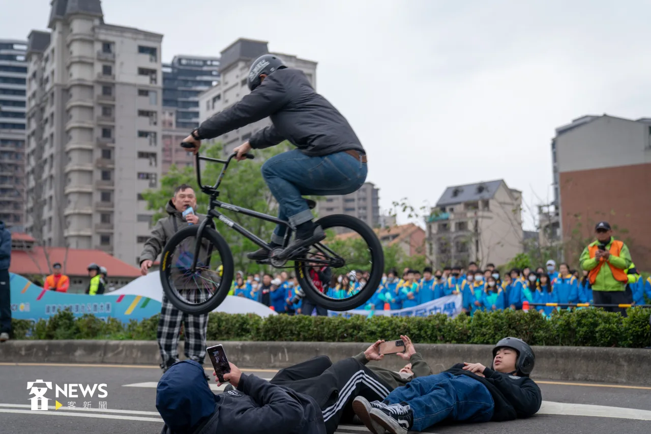 開賽前的特技單車表演。宋佩遙攝