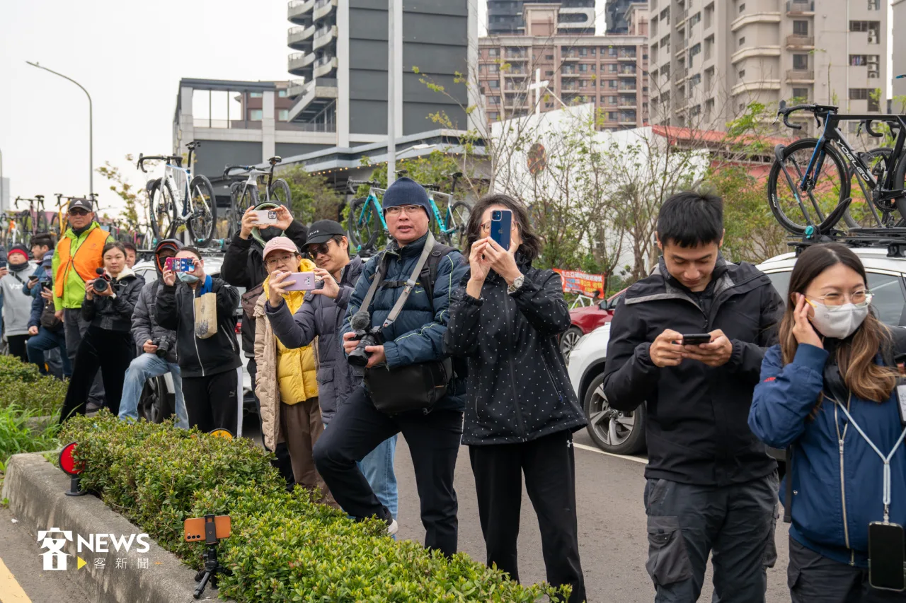 民眾不畏低溫一早就來為選手加油。宋佩遙攝