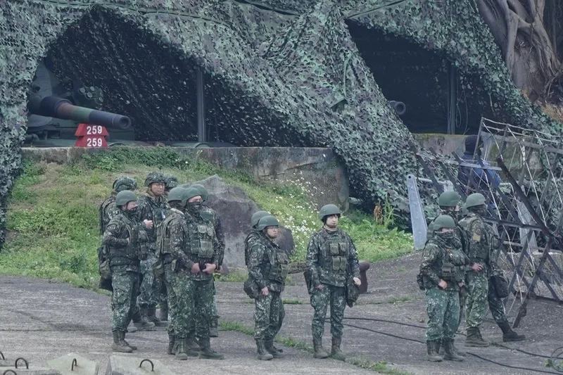 為應對中共進行灰色地帶襲擾，不排除「由演轉戰」對台攻擊，國軍18日執行第2天的「立即備戰操演」，官兵在淡水河口待命演練。中央社
