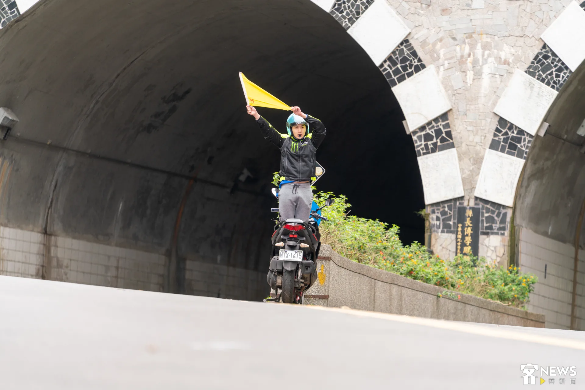 工作人員在北河隧道前指引道路。朱愷元攝