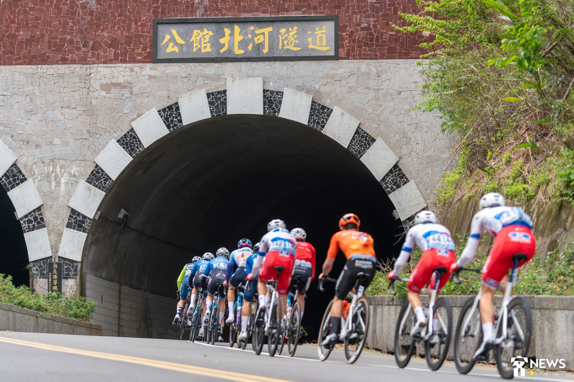 選手經過北河隧道，往前方公館方向衝刺。朱愷元攝
