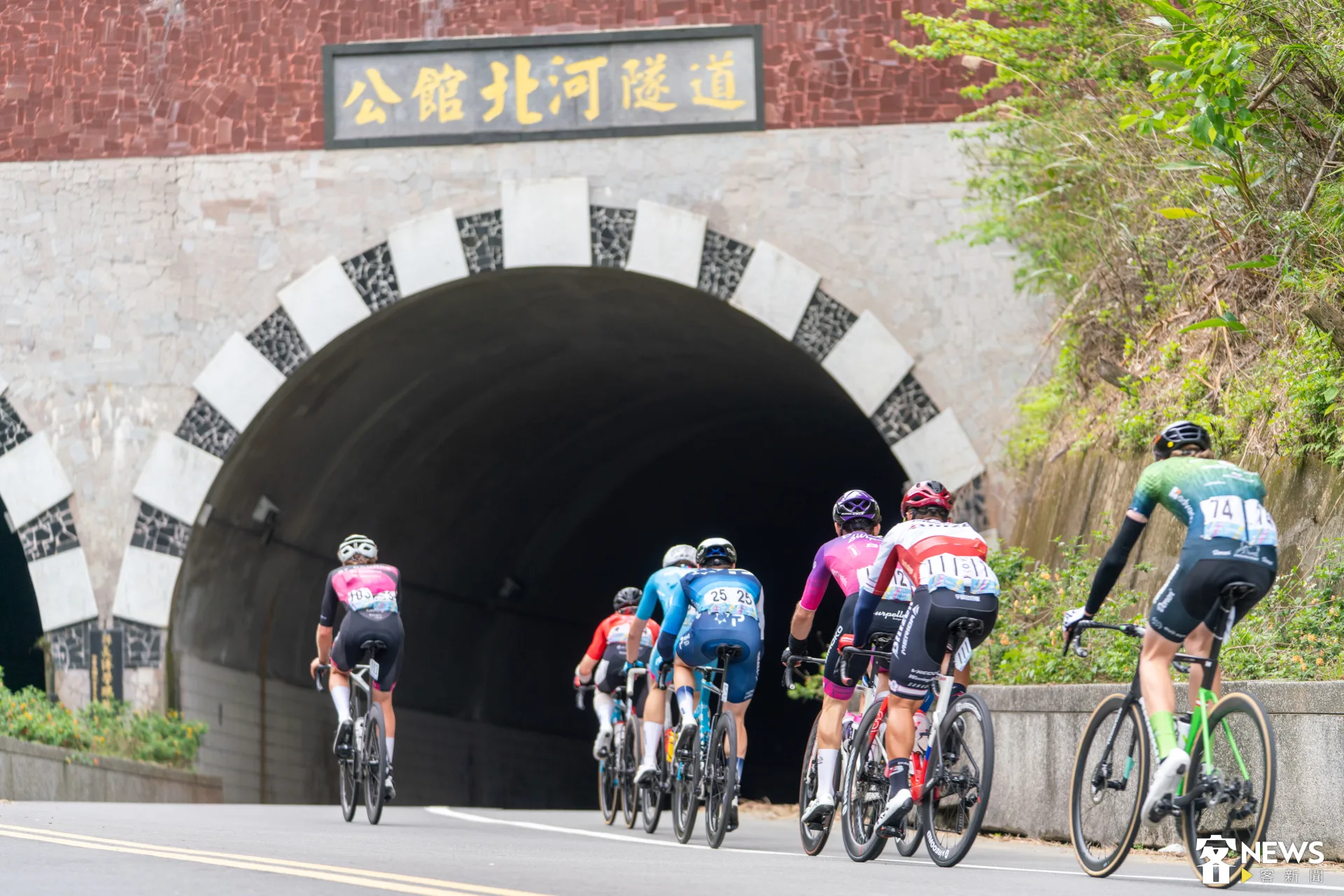 選手通過公館北河隧道。朱愷元攝