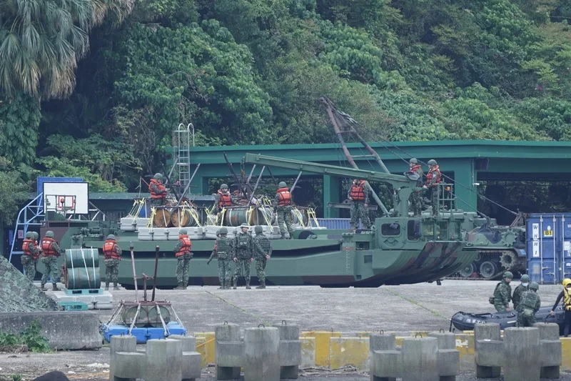 中共在台灣周邊進行灰色地帶襲擾，不排除「由演轉戰」，國軍18日執行第2天的「立即備戰操演」，圖為官兵在M3浮門橋車上整備。中央社