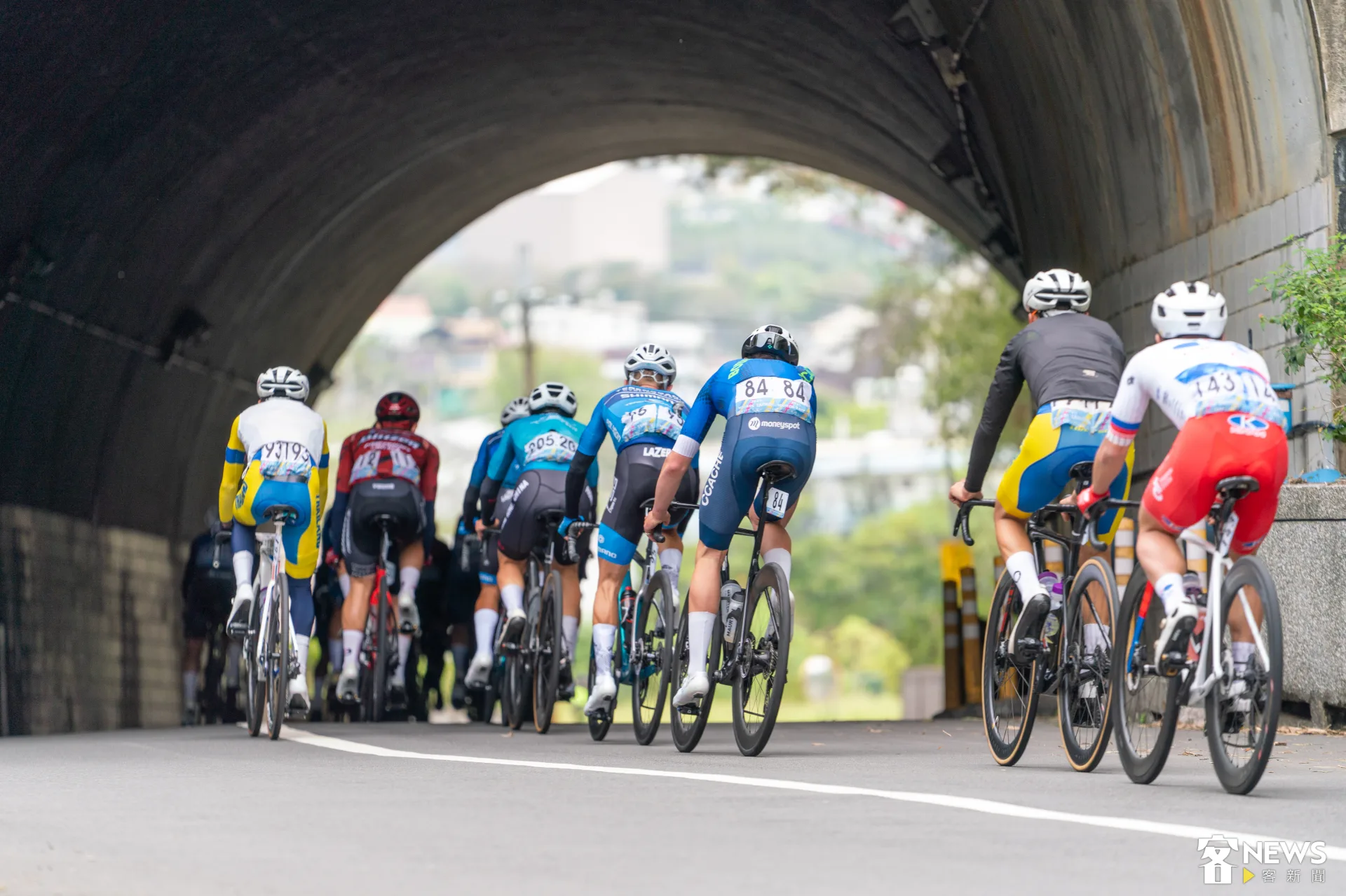 選手通過公館北河隧道。朱愷元攝