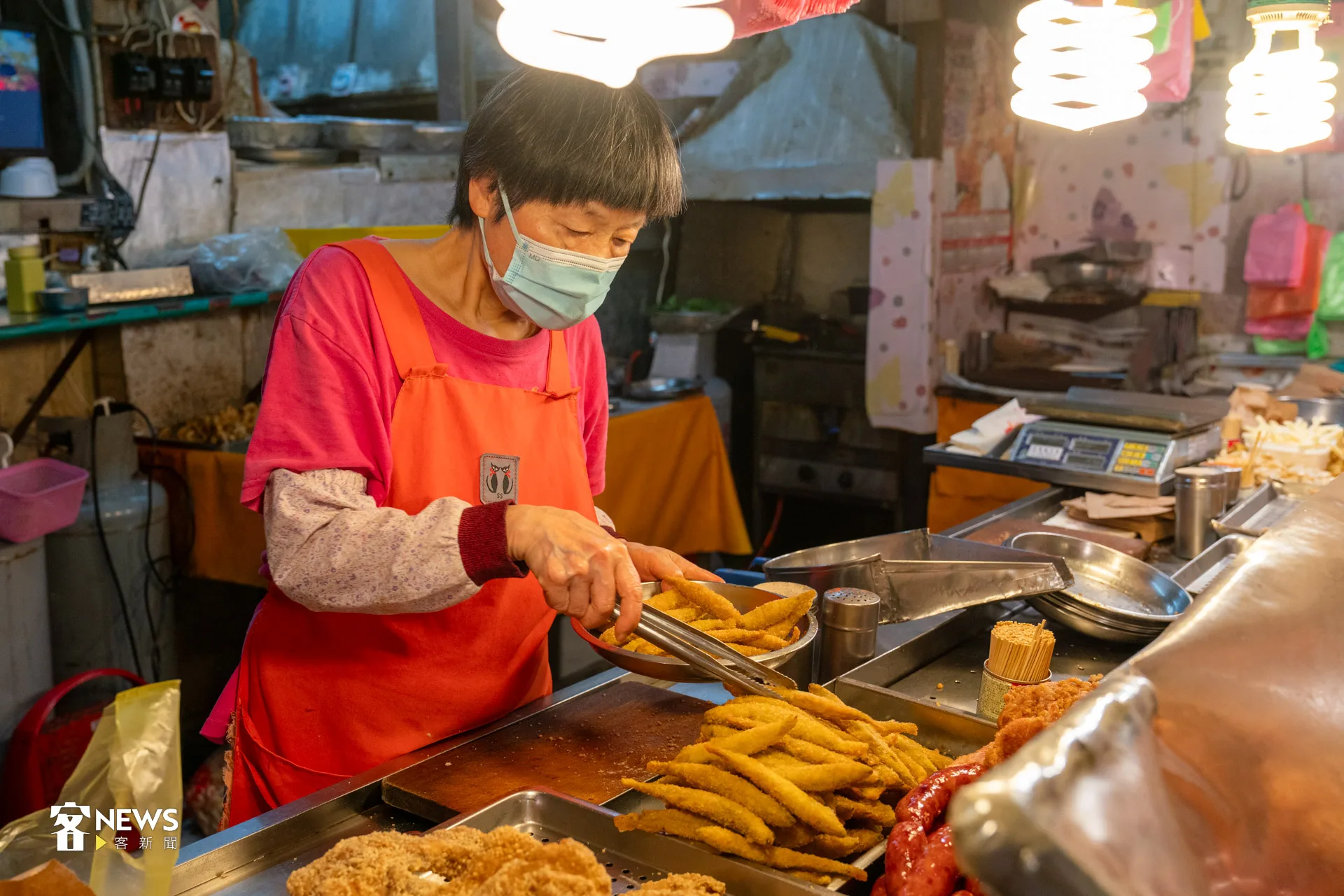 在安泰炸雞店，顧客點餐不畫單，全靠「喊聲」。洪藝晅攝